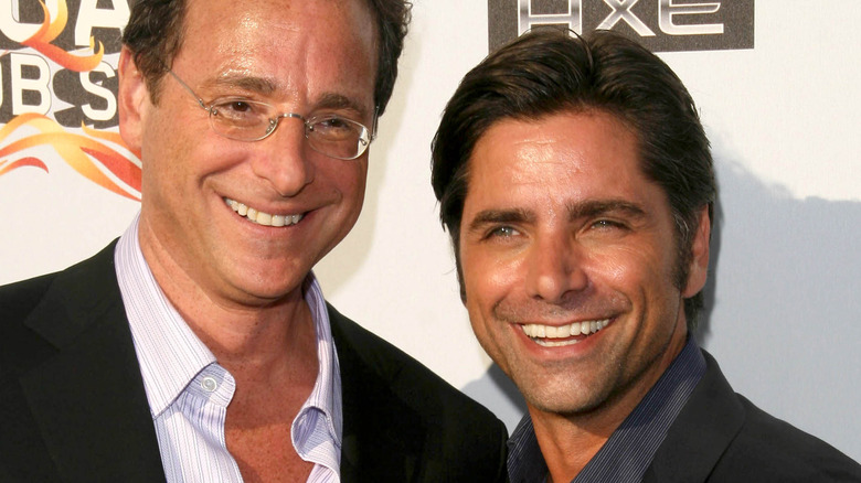 Bob Saget et John Stamos sourient ensemble