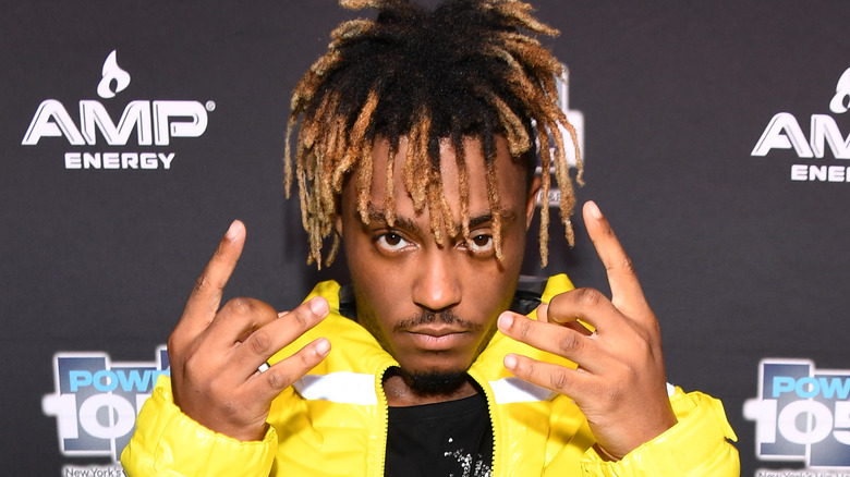 Juice Wrld posant pour les caméras 