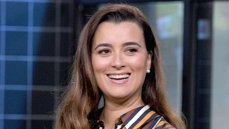 Cote de Pablo sourit pour la caméra