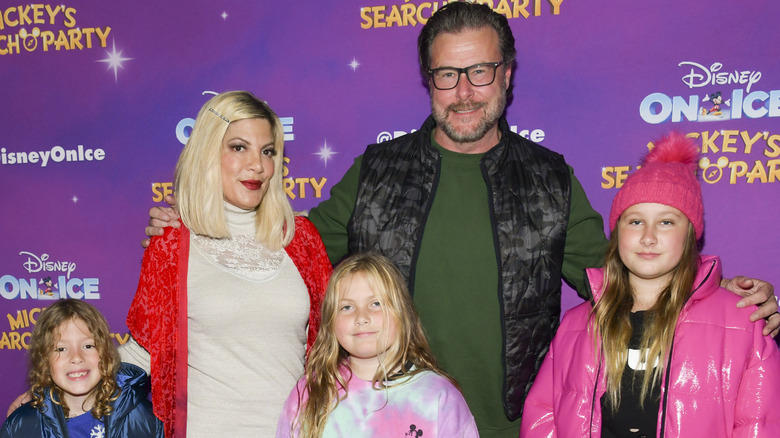 Tori Spelling et Dean McDermott posant avec des enfants