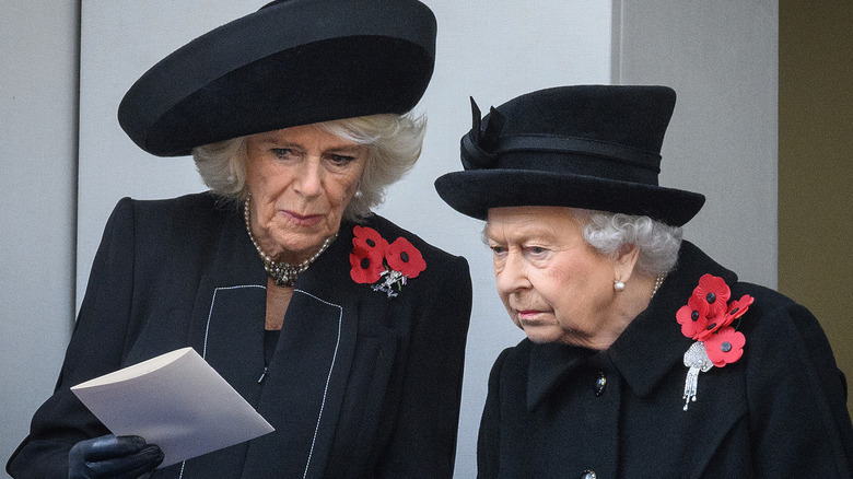 Camilla Parker-Bowles, la reine Elizabeth II regardant du papier