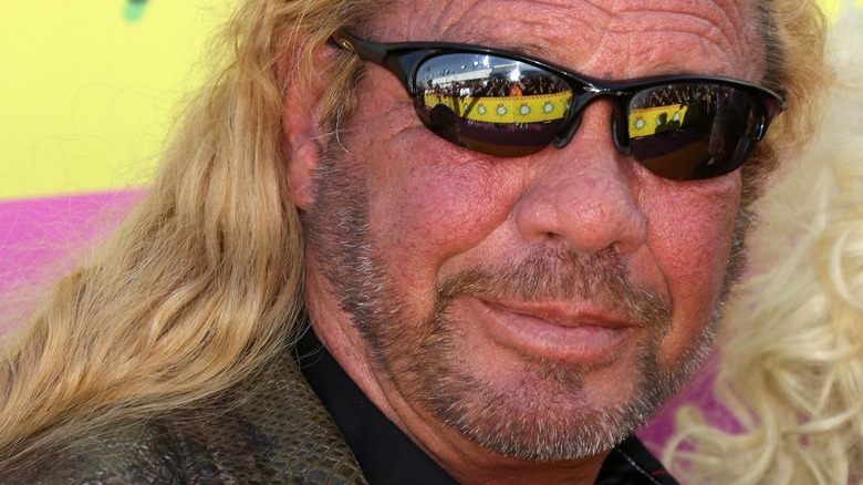 Duane Chapman portant des lunettes de soleil