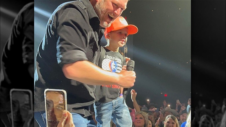 Blake Shelton et Wyatt McKee souriant