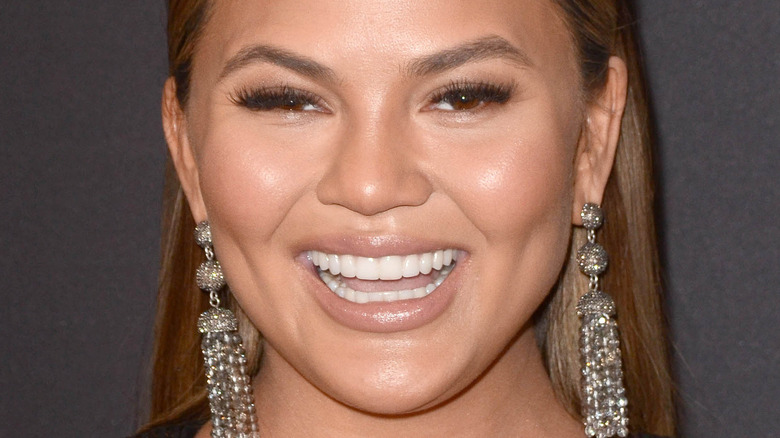 43% des gens pensent qu’il s’agit du pire scandale de Chrissy Teigen de tous les temps