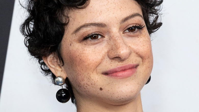 Alia Shawkat révèle ce que c’est que de sortir avec Brad Pitt