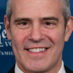 Andy Cohen arrête une fois pour toutes la spéculation sur les rencontres avec Anderson Cooper