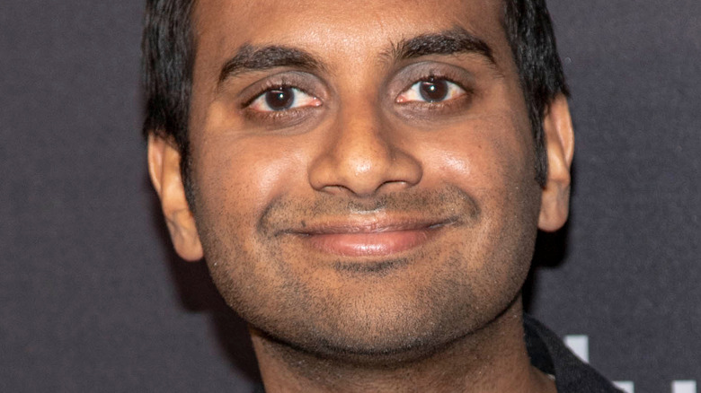 Aziz Ansari décharge Aaron Rodgers dans son nouveau spécial