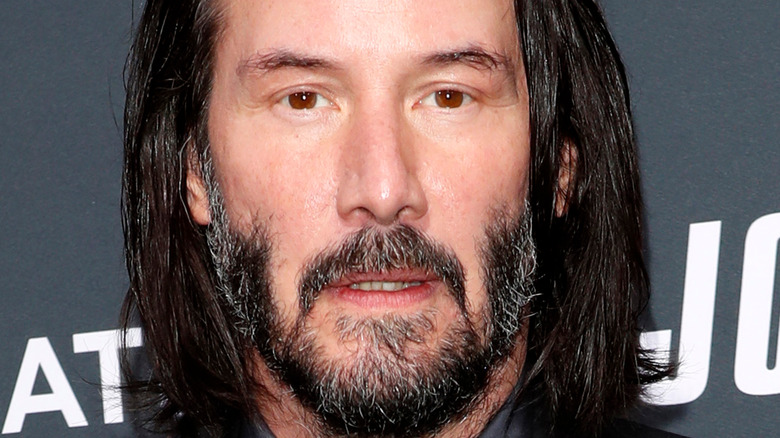 Keanu Reeves lance un regard noir