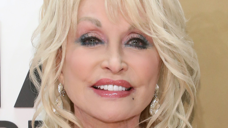 Dolly Parton partage un rare aperçu de sa vie quotidienne avec son mari Carl Dean