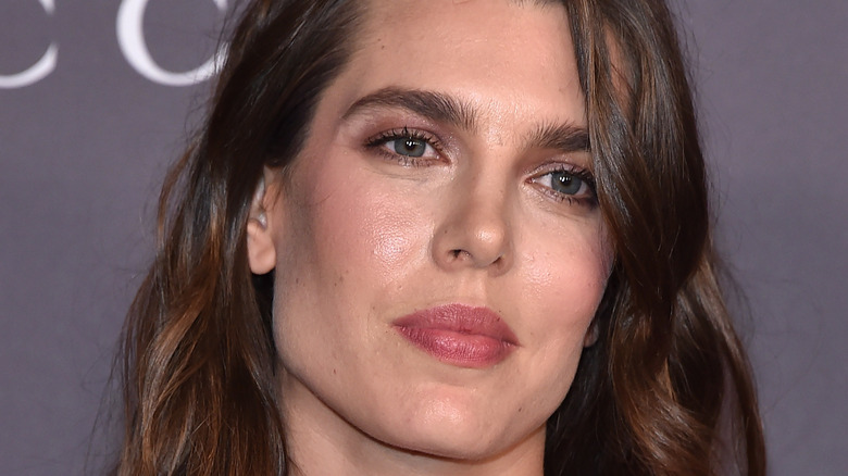 Charlotte Casiraghi pose sur le tapis rouge