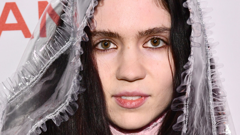 Grimes révèle des plans intenses qu’elle a pour son art corporel