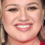 Kelly Clarkson ne prend apparemment aucun risque dans la prochaine bataille pour le divorce