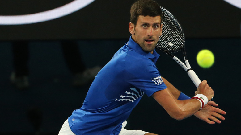 Novak Djokovic joue au tennis