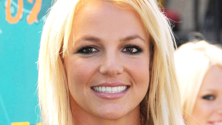 Britney Spears souriant sur tapis rouge