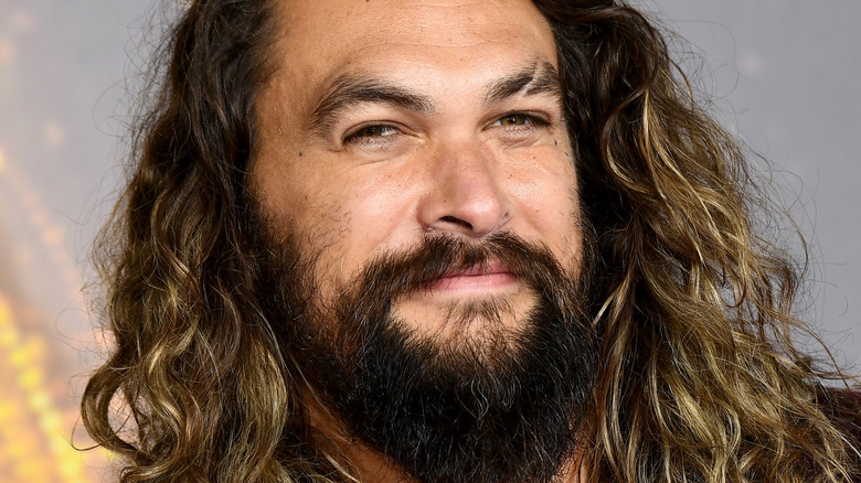 Le divorce de Jason Momoa a des fans qui voient sa relation avec Emilia Clarke sous un nouveau jour