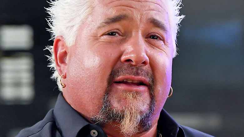 Guy Fieri fait un petit sourire