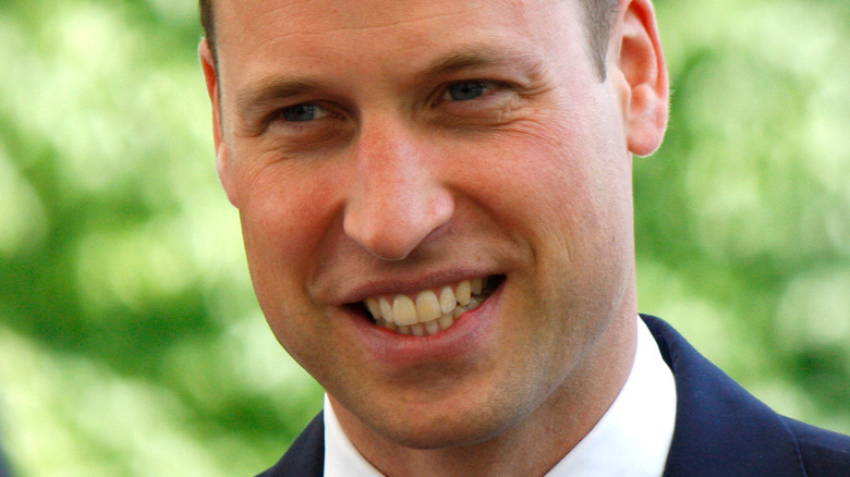 Le prince William sourit à un engagement