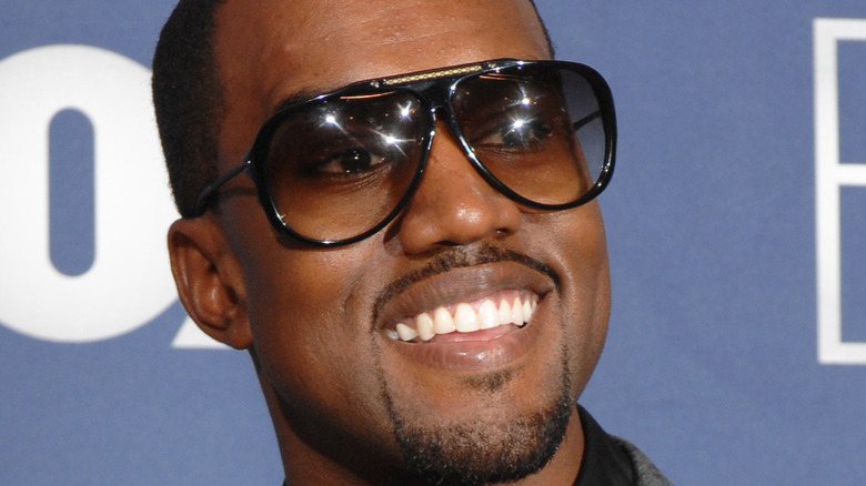 Kanye West souriant sur le tapis rouge 