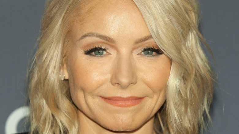 Les fans le perdent absolument à cause du moment brut de Kelly Ripa à la télévision en direct