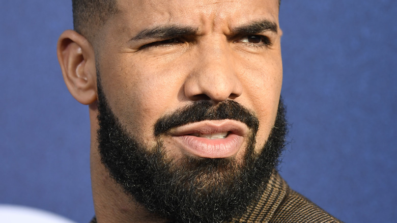 Les fans veulent que quelqu’un vérifie Drake au milieu des nouvelles de bébé de Rihanna