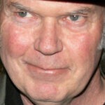 Neil Young vient de donner à Spotify un énorme ultimatum sur Joe Rogan