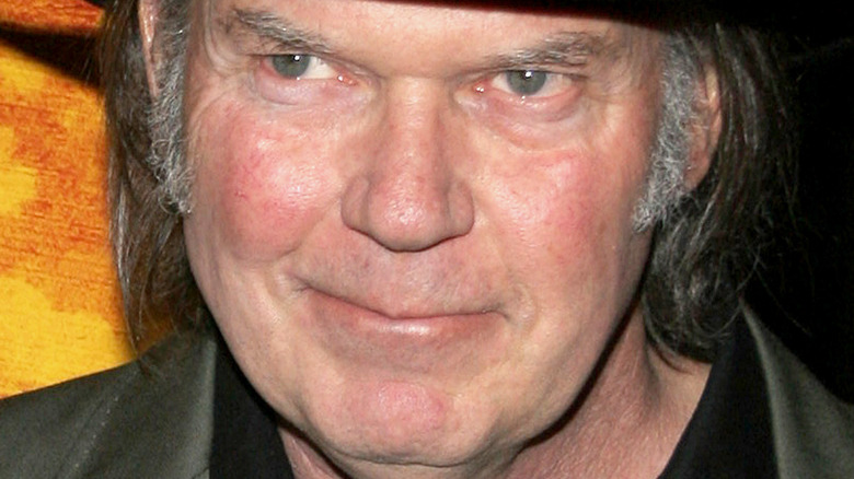 Neil Young vient de donner à Spotify un énorme ultimatum sur Joe Rogan