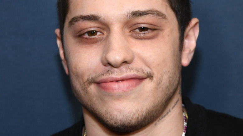 Pete Davidson n’a pas pu rester ensemble pendant le segment SNL se moquant de son comportement hors écran