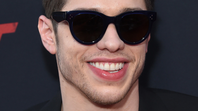 Pete Davidson portant des lunettes de soleil