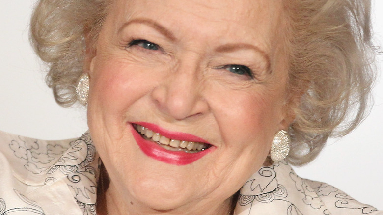 Pourquoi les arrangements funéraires de Betty White se déroulent-ils en privé ?