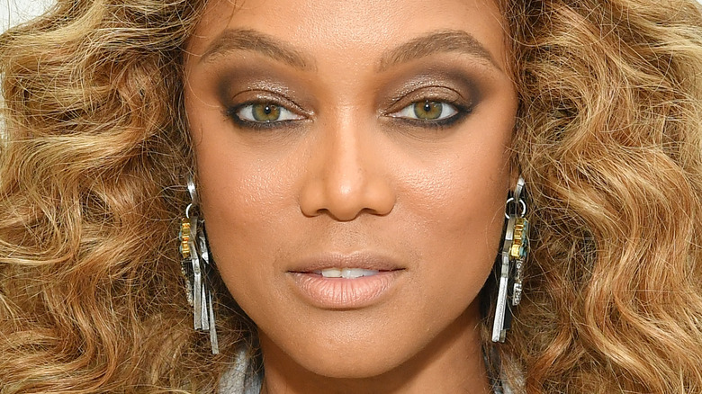 Pourquoi les fans sont absolument furieux du comportement de Tyra Banks sur le plateau