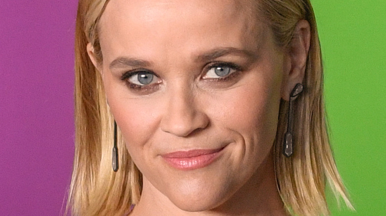 Reese Witherspoon se fait rôtir pour une question bizarre aux fans