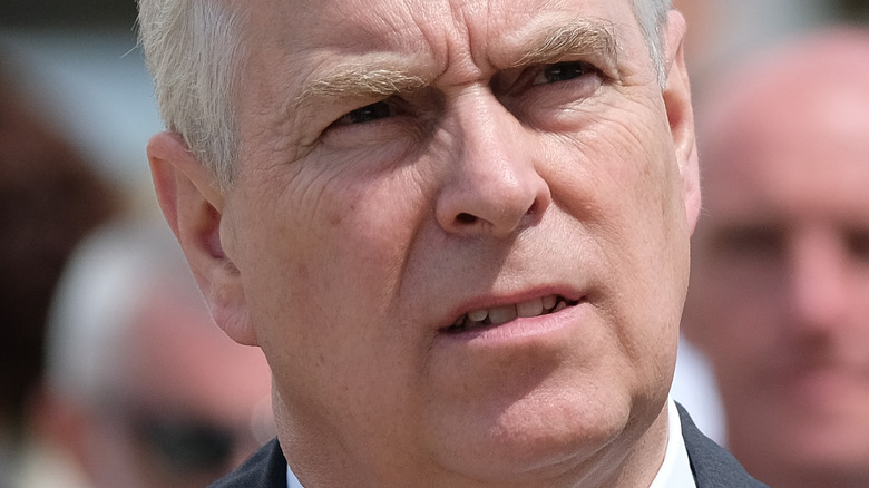 Prince Andrew avec une expression neutre