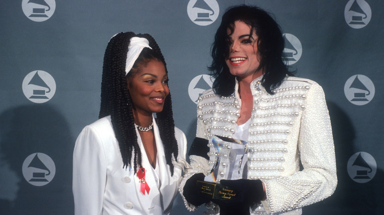 Janet Jackson et Michael Jackson sourient sur le tapis rouge des Grammys