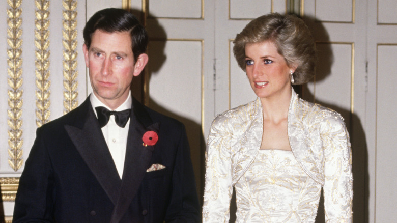 Le prince Charles et la princesse Diana debout