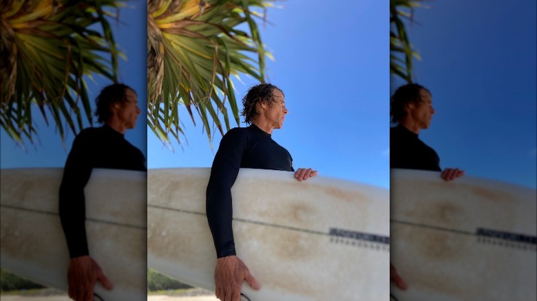 Danny Moder tenant une planche de surf