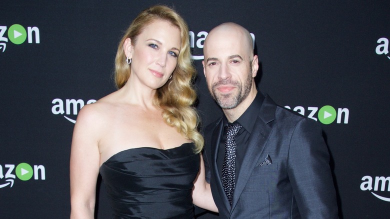 Deanna Daughtry et son mari Chris Daughtry posant ensemble