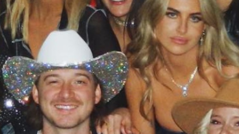 Morgan Wallen et Paige Lorenze posant pour une photo de groupe