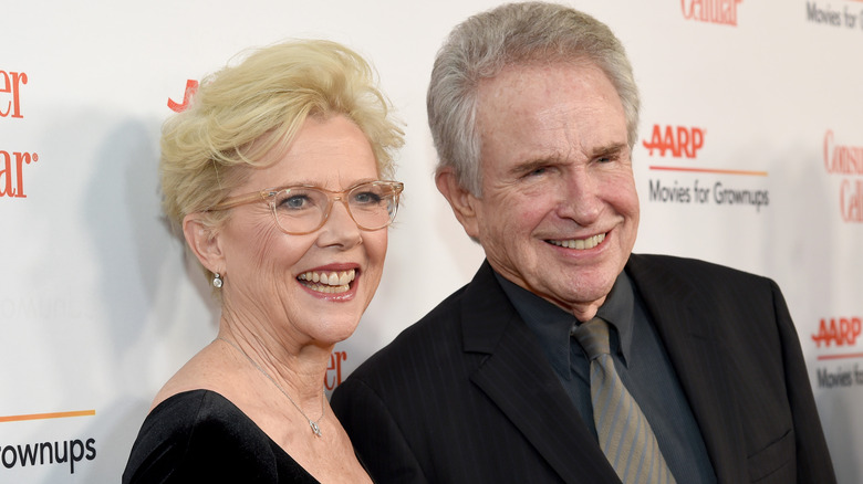 Annette Bening et Warren Beatty souriant ensemble