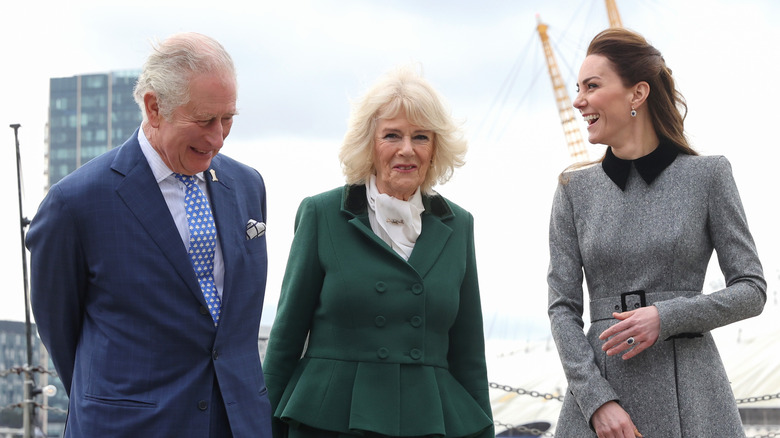 Le prince Charles, la duchesse Camilla et Kate Middleton rient