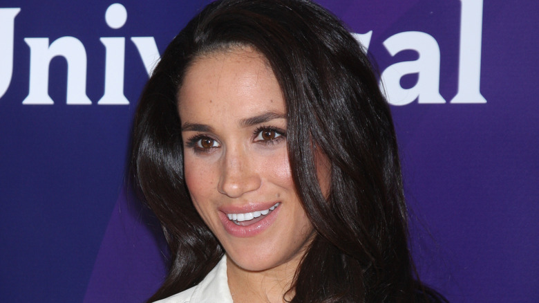 Meghan Markle en blouse blanche