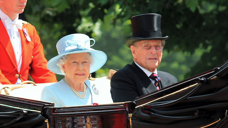 La reine Elizabeth et le prince Philip souriant 