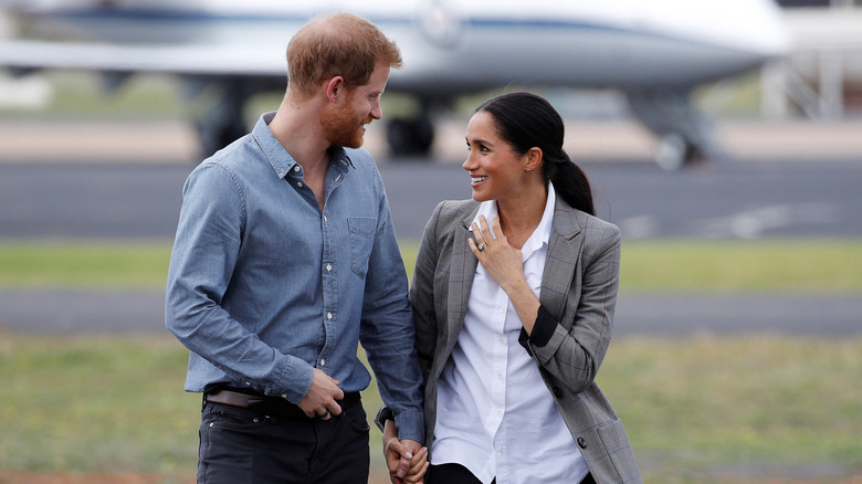 Le prince Harry et Meghan Markle se regardent 