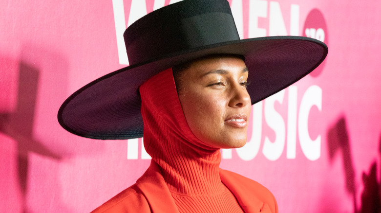 Alicia Keys portant un chapeau