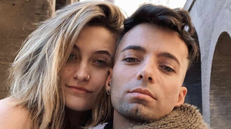 Omer Bhatti et Paris Jackson