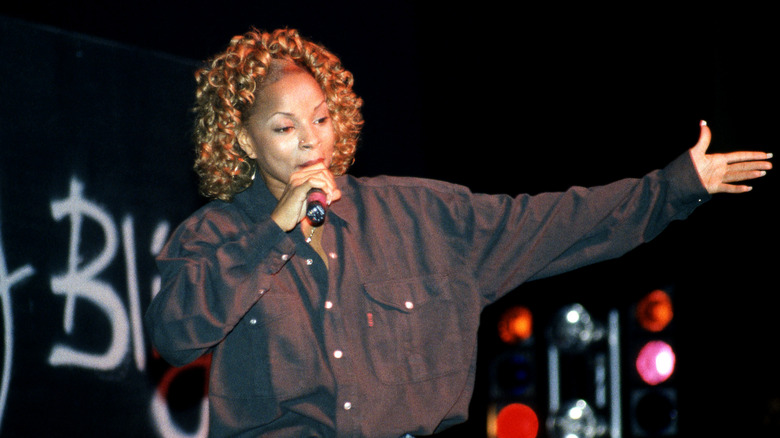 Mary J. Blige en chemise noire