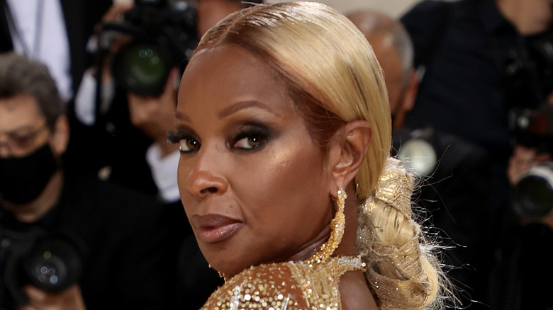 Mary J. Blige en robe dorée