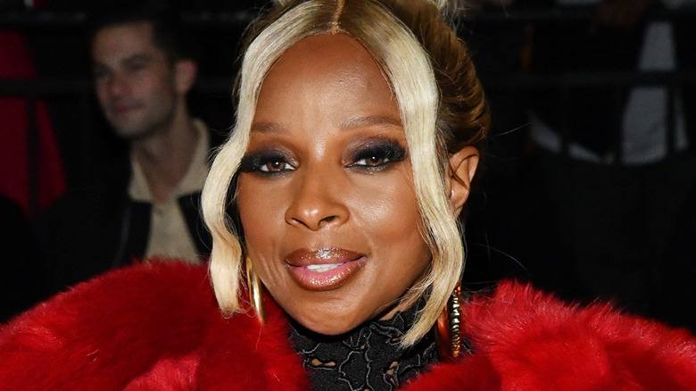 Mary J. Blige souriant pour les caméras lors d'un événement 