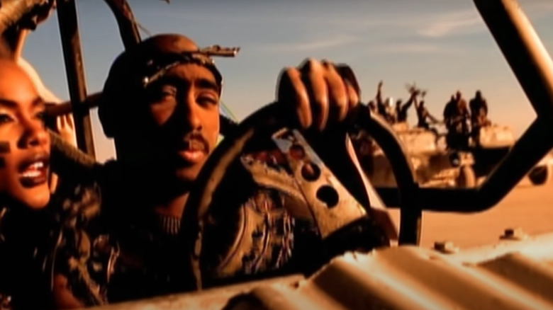 Tupac conduit une voiture dans le clip "California Love"