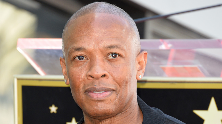 Dr. Dre porte des boucles d'oreille et pose