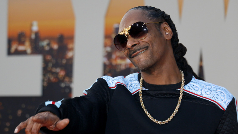 Snoop Dogg pointant du doigt